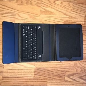Bluetooth keyboard iPad case